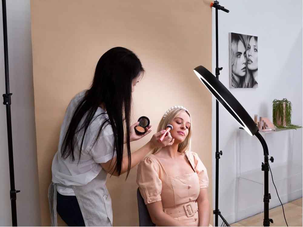 رینگ لایت در آرایشگری و میکاپ و سالن های زیبایی